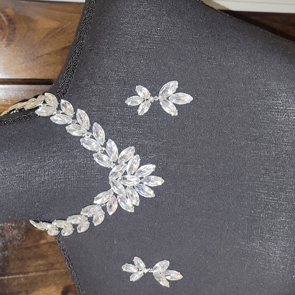 💕HP💕Stunning Fashion Jewelry Necklace & Earring Set💕 - Picture 10 of 13